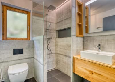 Rénovation salle de bain carrelage moderne style béton à Chamoson