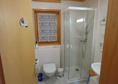 Comparatif avant et après rénovation d'une salle de bain à Chamoson (Valais)