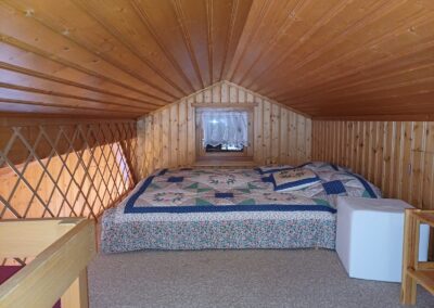 Comparatif avant et après rénovation d’une mazzanine en bois à Chamoson (Valais)