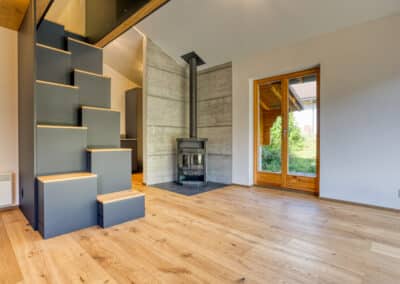 Rénovation escalier design et intégration moderne poêle à bois à Chamoson