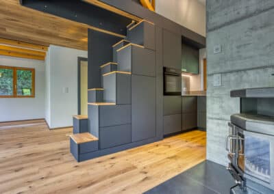 Rénovation escalier avec rangement design et pratique à Chamoson en Valais