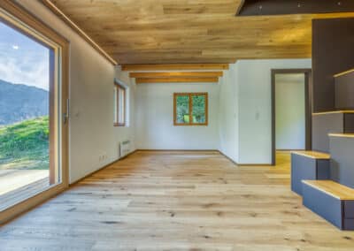 Salon rénové avec parquet chêne et finition moderne à Chamoson