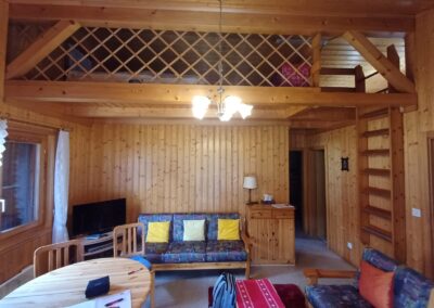 Comparatif avant et après rénovation d’un salon en bois à Chamoson (Valais)