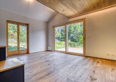 Ouverture façade et installation baie vitrée en bois à Chamoson