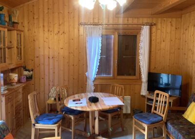 Comparatif avant et après rénovation d’un salon en bois à Chamoson (Valais)