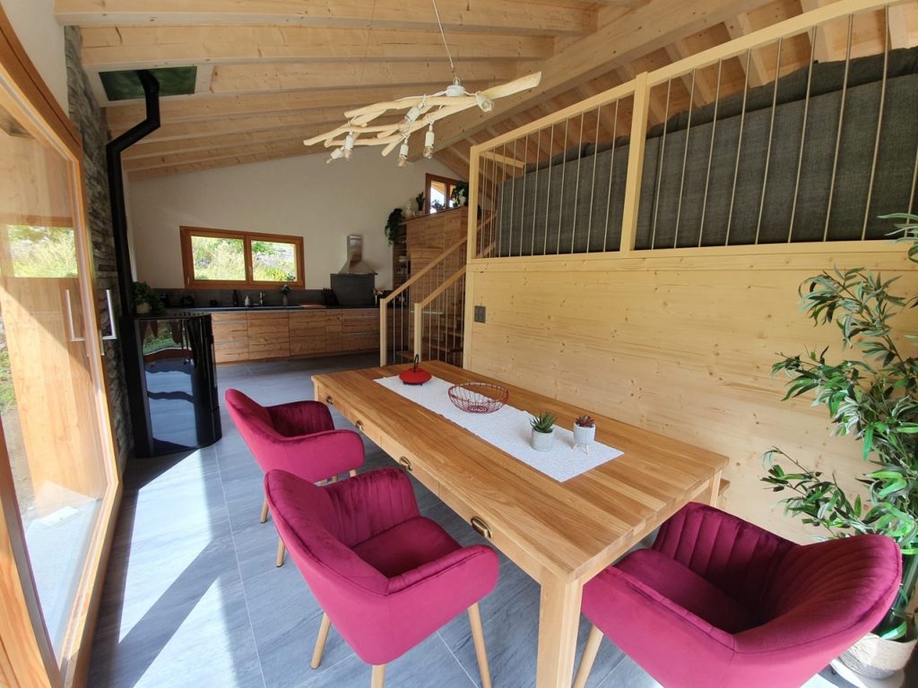 Intérieur meublé chalet ossature bois Valais