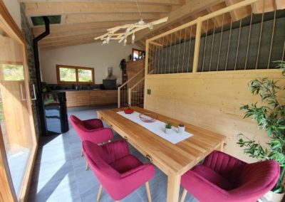 Intérieur meublé chalet ossature bois Valais